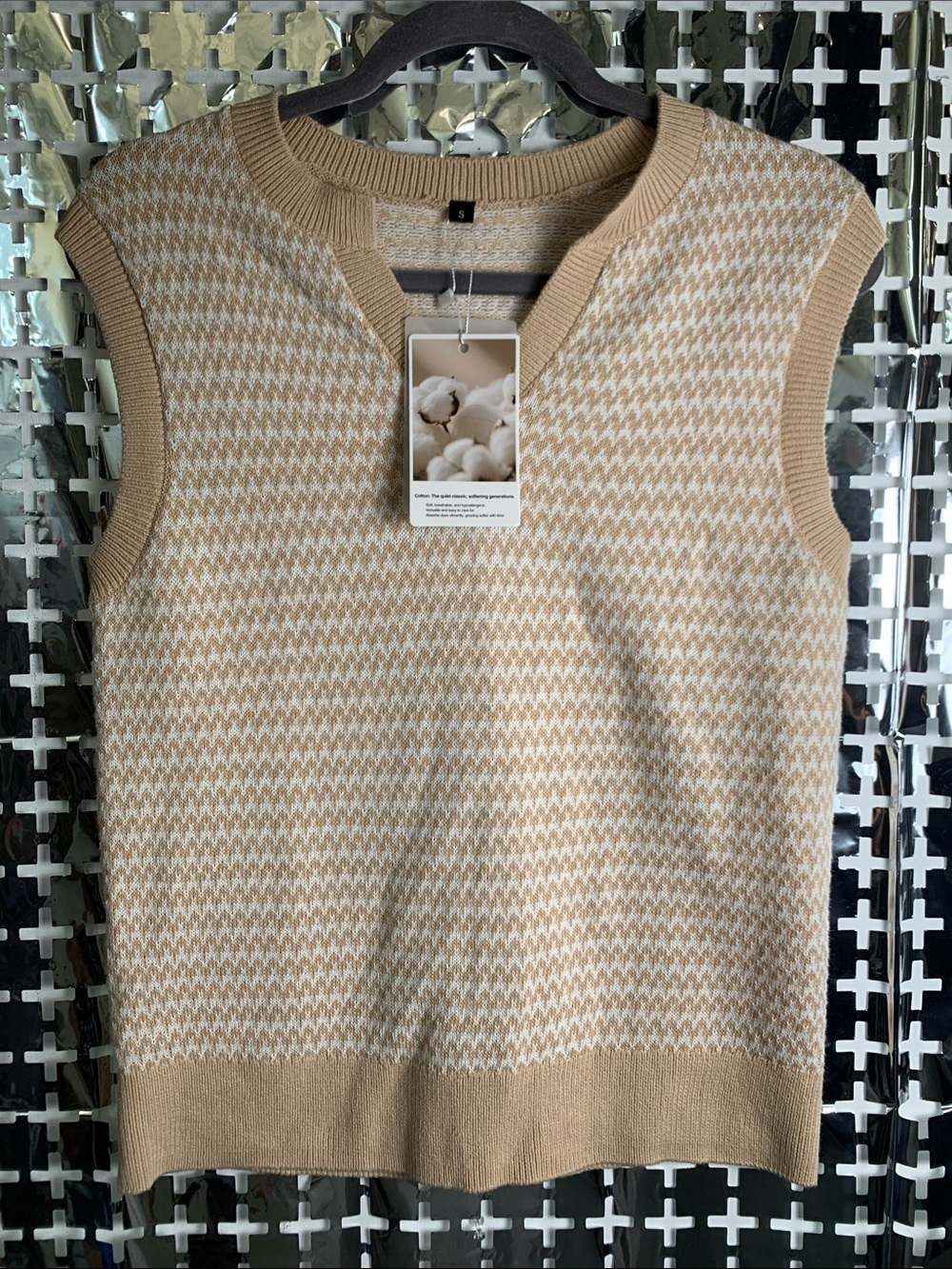 Arach & Cloz Sleeveless V-Neck Knit Sweater Vest in Beige and Cream